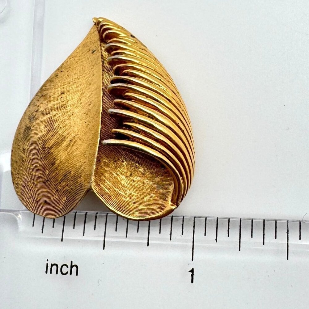 Vintage Crown Trifari Textured Goldtone Wave Heart Pin Brooch - Picture 3 of 8